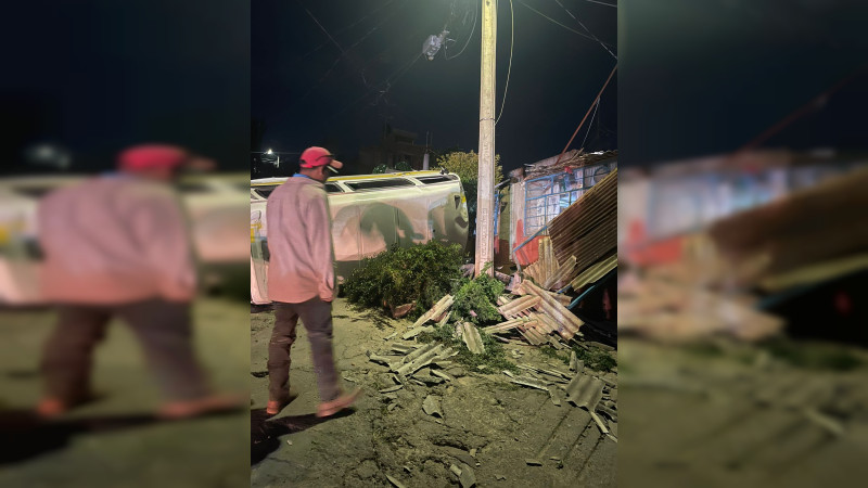 Se estrella combi contra casa en Zitácuaro: Chofer se da a la fuga 