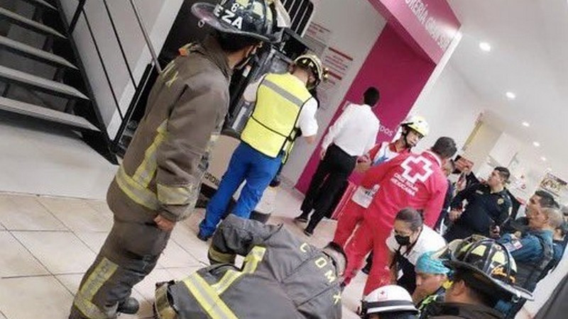 Desplome de elevador en centro comercial de la CDMX deja una persona muerta y otra herida 