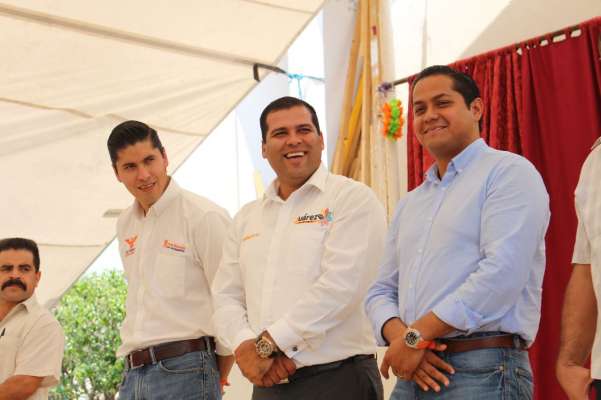 Daniel Moncada, entrega apoyo para la construcción de Estancia del Adulto Mayor en Benito Juárez 