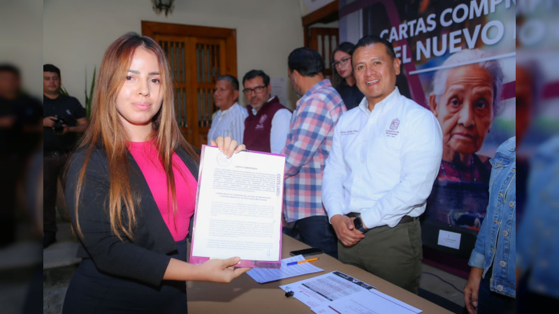Entregan segunda parte de cartas compromiso y apoyos a comerciantes del mercado de Pátzcuaro