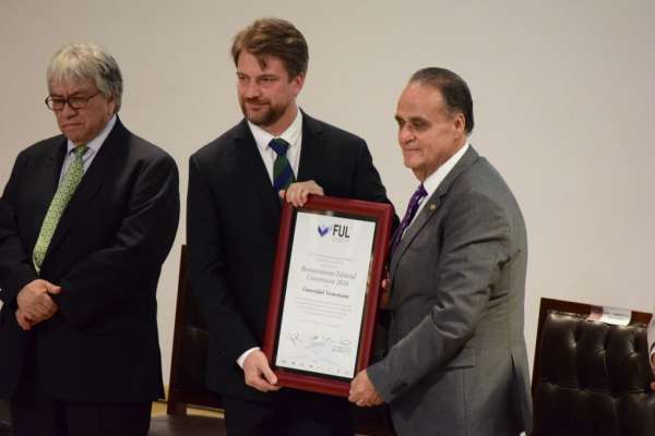Universidad Veracruzana recibe el reconocimiento al Mérito Editorial Universitario 2016 