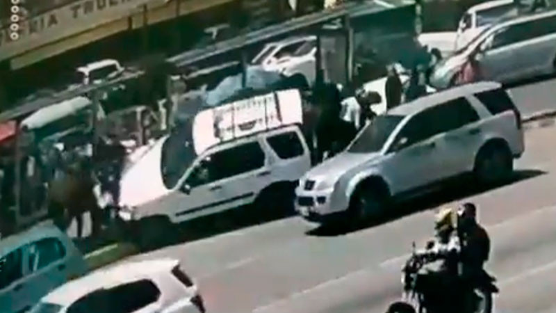 Camioneta arrolla a 10 personas en paradero de transporte en Puebla 