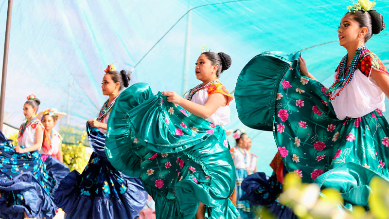 Más de 11 mil escuelas en Michoacán refuerzan valores patrios
