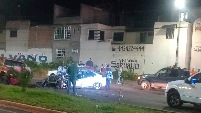 Se registra choque entre dos autos, sobre la salida Quiroga, en Morelia