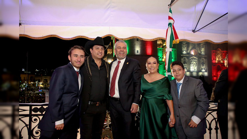 Junto a más de 100 mil michoacanos da Bedolla tradicional Grito de Independencia