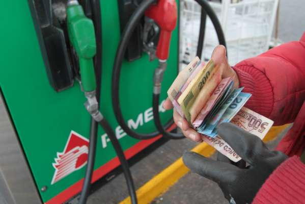 Inicia el incremento de la gasolina en México  