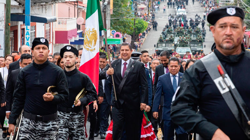 Uruapenses celebran 213 aniversario de la Independencia con colorido desfile  