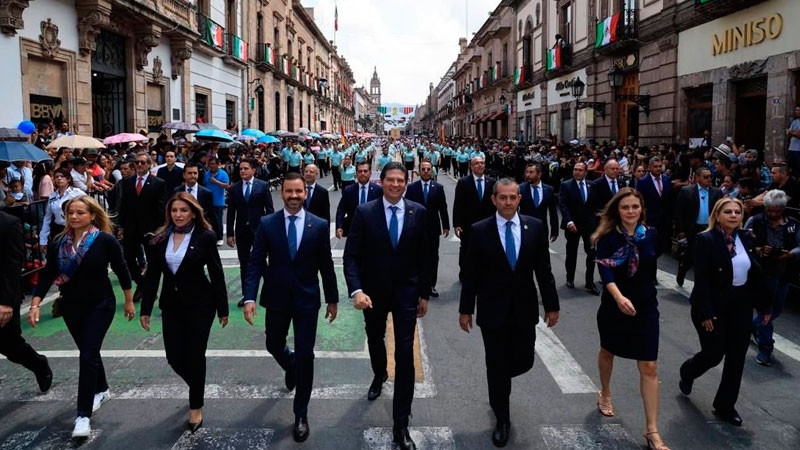 Entre porras y alegría, encabeza Alfonso Martínez el desfile cívico por la Independencia de México 