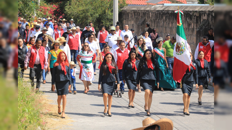 Desfilan más de 3 mil personas por Día de la Independencia en Tarímbaro