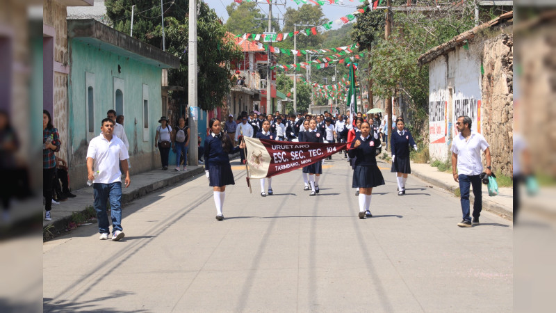 Desfilan más de 3 mil personas por Día de la Independencia en Tarímbaro