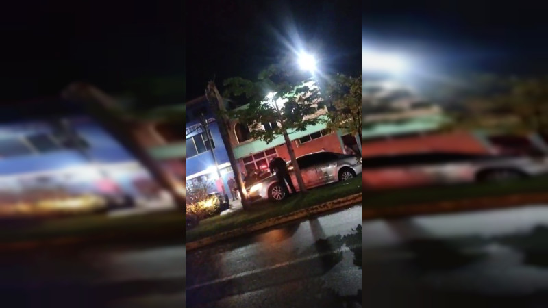 Tirotean vehículo frente a clínica en Apatzingán: Hay un muerto 