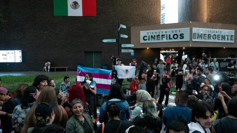 Toman de manera simbólica instalaciones de la Cineteca Nacional tras acto transfóbico 