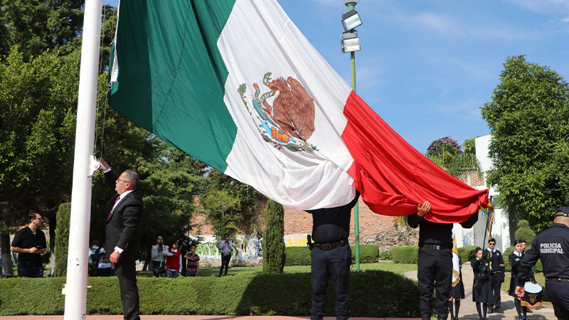 José Luis Téllez Marín preside el Izamiento de la Bandera y el CCXIII Aniversario del Inicio de la Lucha de Independencia de México 