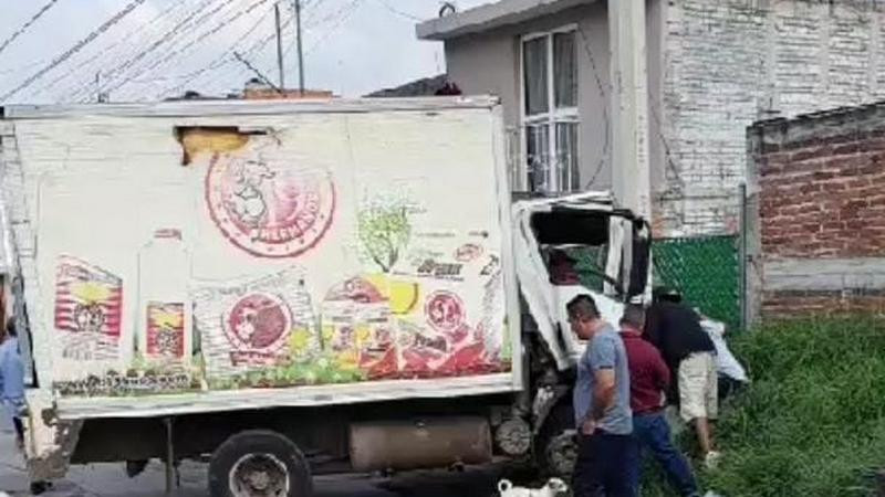 Conductor de un camión de lácteos resulta lesionado tras chocar contra poste de luz en Morelia 