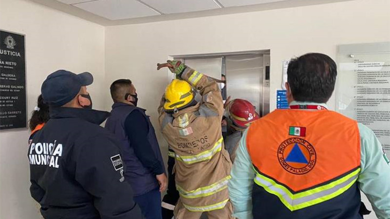  Dos personas mayores fueron rescatadas de un ascensor del Issste en Veracruz 