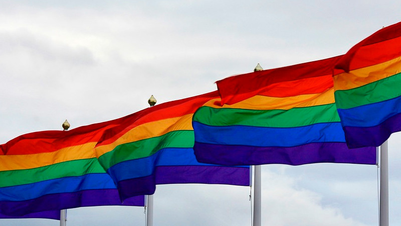 Para defender a la comunidad LGBT+, Francia crea fondo de 2.1 millones MDD 