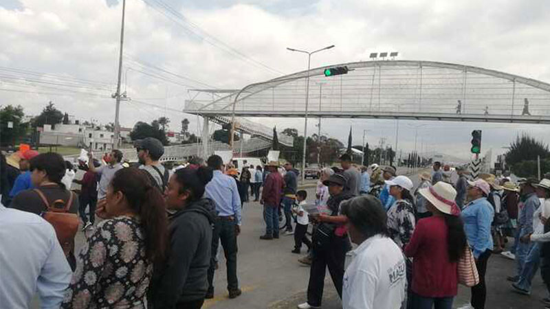 Pueblos originarios de Cholula, bloquean carretera Puebla-Atlixco 