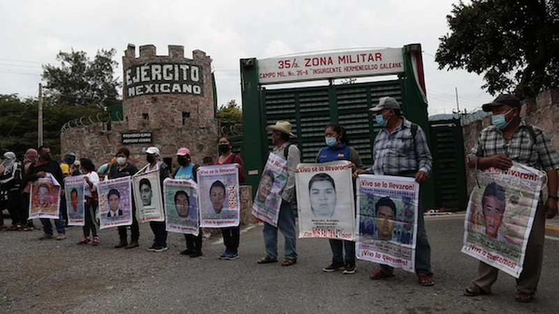 Militares impiden protesta de padres normalistas de Ayotzinapa y los reciben con gases lacrimógenos 