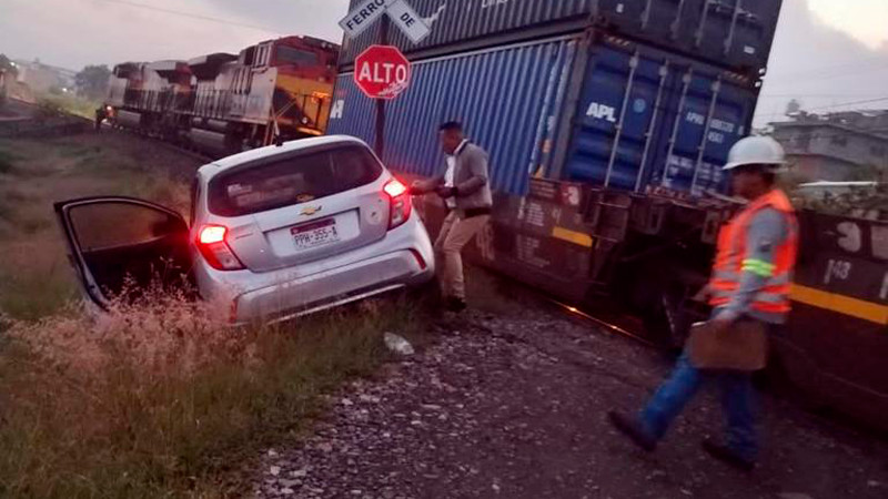 Imprudente chofer intenta ganar el paso al tren en Morelia, Michoacán, este se lo llevó