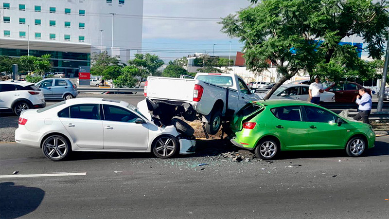 Aparatoso accidente sobre Bernardo Quintana, Querétaro  