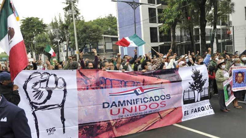 Manifestantes de "Damnificados Unidos de la Ciudad de México" impiden sesión solemne en el Congreso de la CDMX 