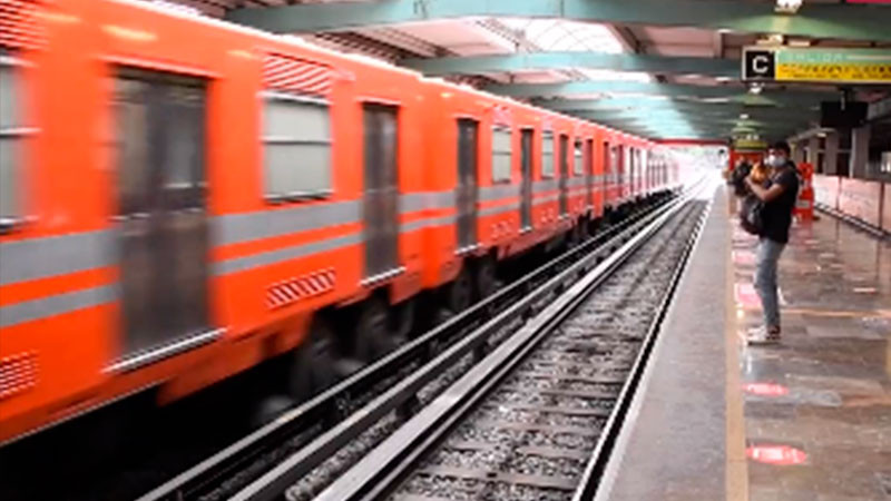 Mujer cae a las vías del Metro de la CDMX y la rescatan con vida 