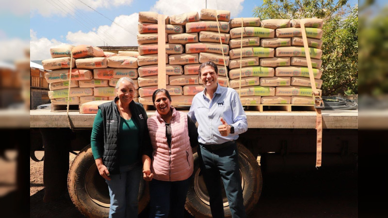 Entrega Alfonso Martínez material para la construcción en comunidades de Tiripetío