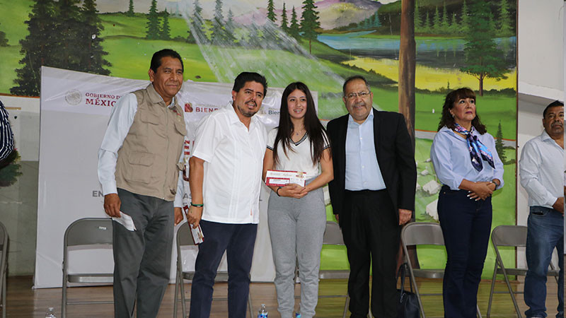 Alcalde de Ciudad Hidalgo entrega tarjetas del programa Jóvenes Contruyendo el Futuro