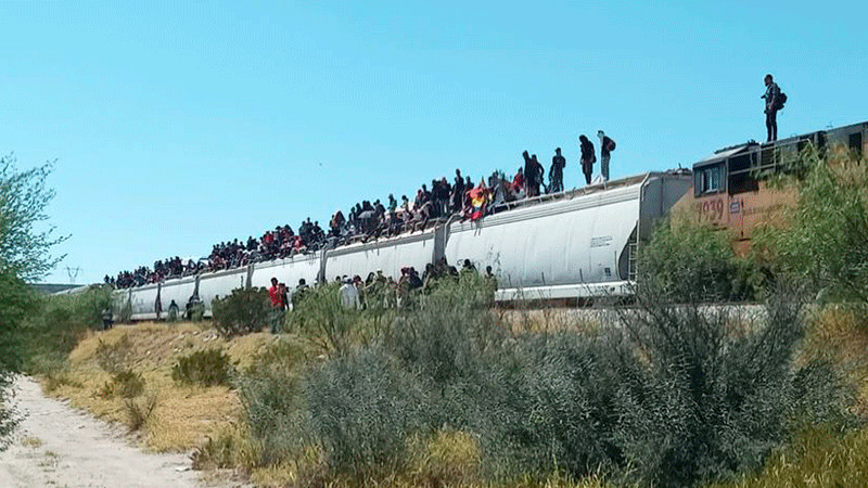 Frenan 60 trenes de Ferromex por tránsito de migrantes en vías
