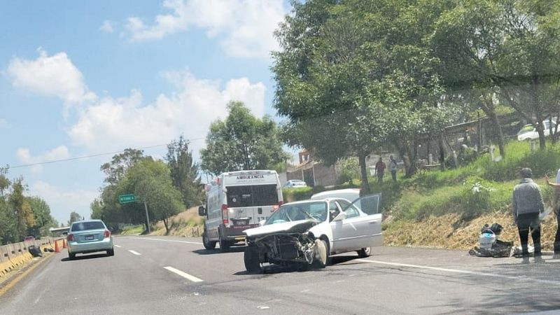 Automovilista se estrella contra el muro de contención en la carretera Morelia-Pátzcuaro 