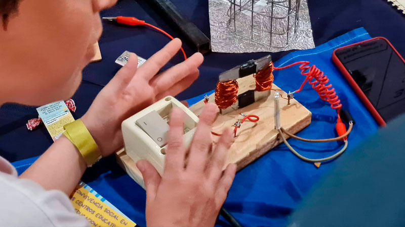 SEE implementa clubes de ciencia para detectar a estudiantes genio 