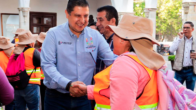 Reconoce Nacho Campos labor de barrenderos en Uruapan