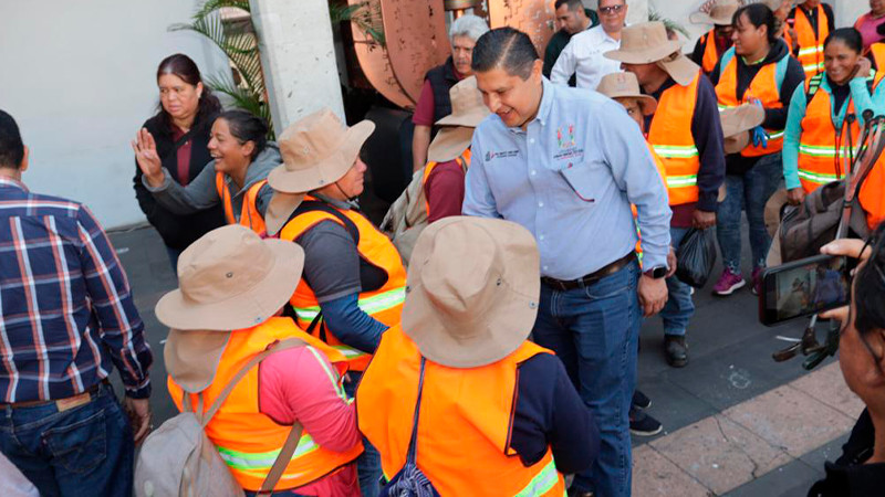 Reconoce Nacho Campos labor de barrenderos en Uruapan