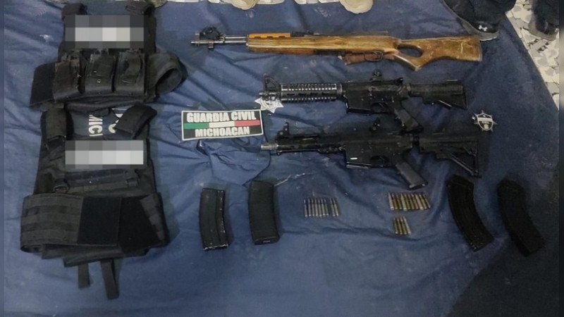 Guardia Civil detiene a dos y asegura armas de fuego, aditamentos y prendas tácticas en Contepec