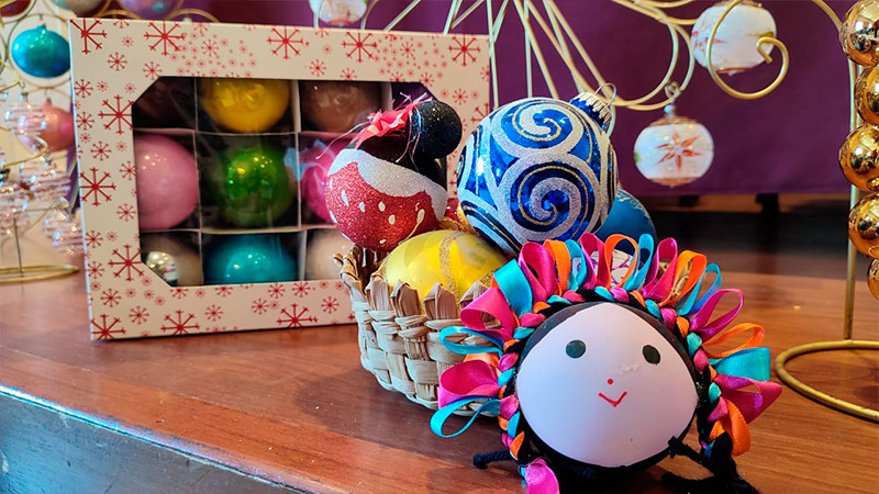 Jóvenes de Tlalpujahua, interesados en preservar la tradición de las esferas navideñas, considera artesana 