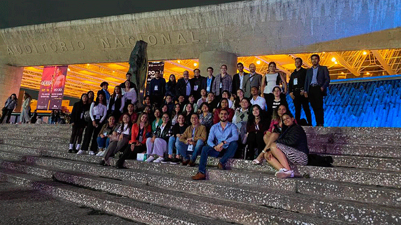 Jóvenes con el premio “Padre de la Patria”, carta de presentación de la Universidad Michoacana 