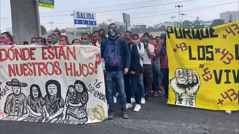Padres de los normalistas desaparecidos de Ayotzinapa protestan en el Campo Militar Número 1 
