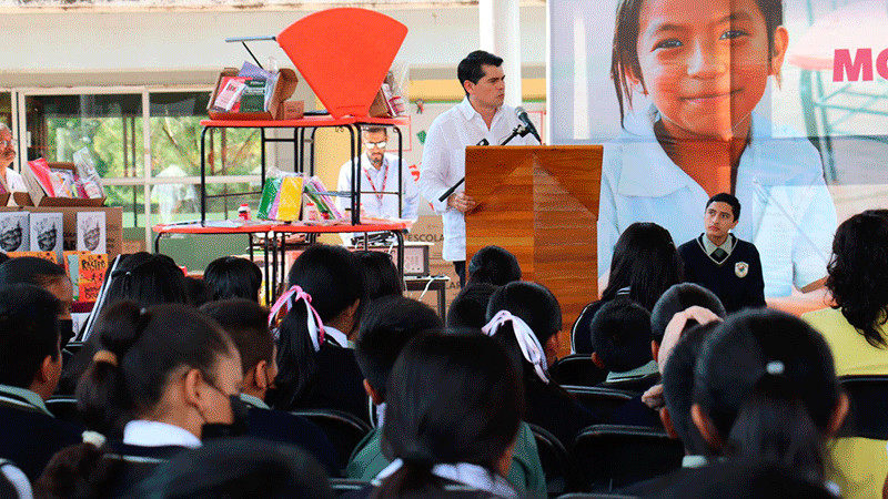 Entregan gobiernos de Zitácuaro y Michoacán, mobiliario escolar a más de 110 escuelas  