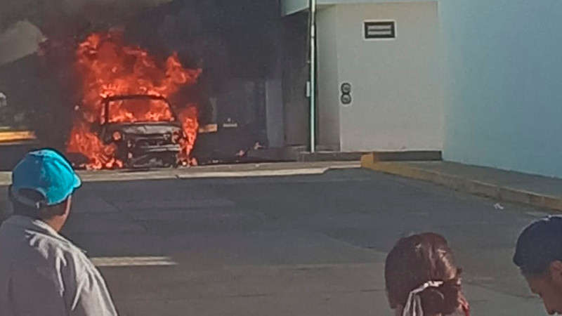 Se incendia vehículo en la colonia Amalia Solórzano, en Morelia