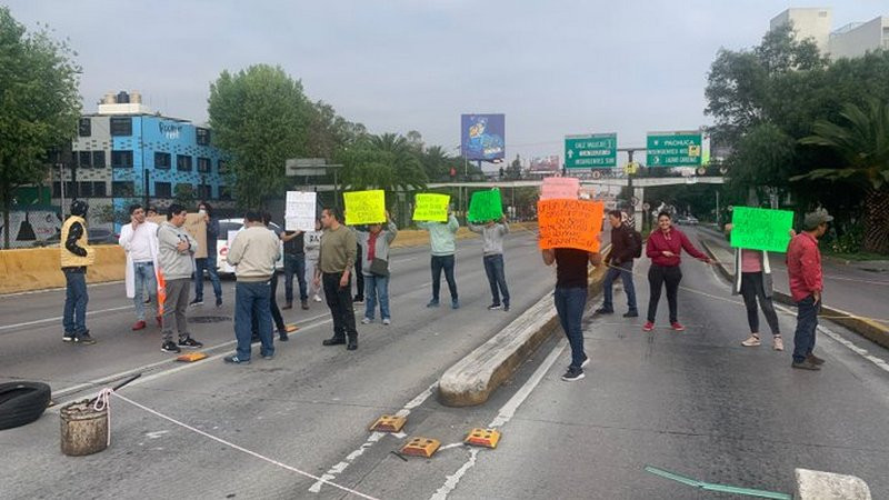 Vecinos bloquean tránsito del Circuito Interior en la CDMX; exigen reubicación de migrantes 