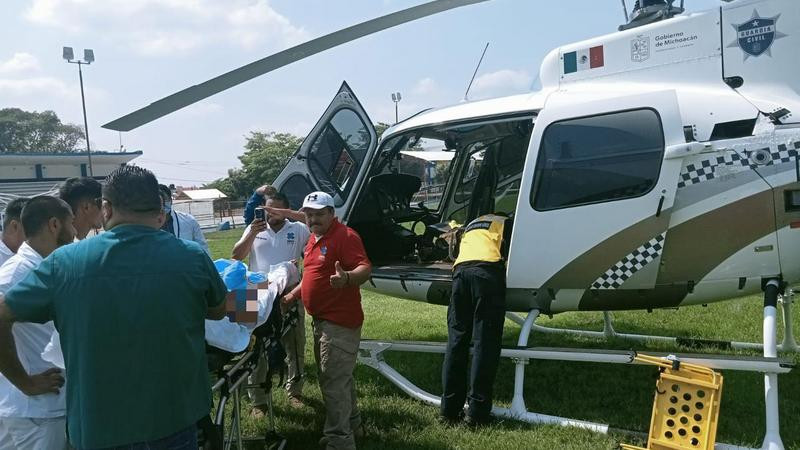 Helicóptero de la SSP traslada de emergencia a adulto mayor de Múgica a Morelia 
