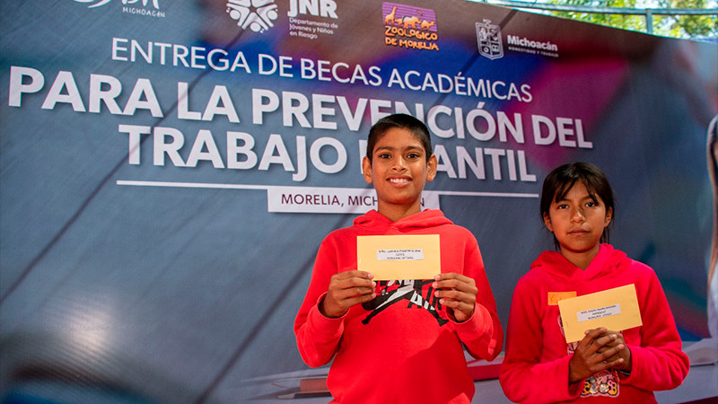 DIF Michoacán entrega becas académicas a menores en situación de trabajo