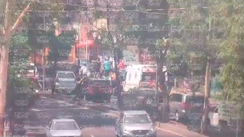 Motociclistas quedan debajo de camión tras chocar en la Calzada Ermita, Iztapalapa  