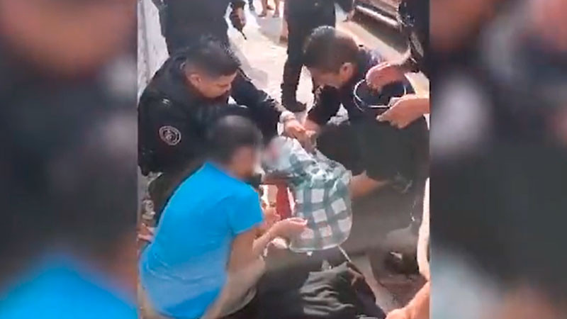 Policías auxilian a mujer que entró en labor de parto en la calle y reciben a su bebé, en Iztapalapa 