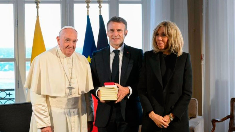 Papa Francisco se reúne con Emmanuel Macron 