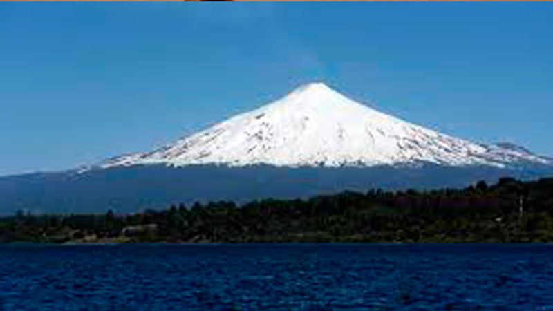 Decretan alerta naranja ante peligro de erupción del Volcán Villarrica, en Chile 