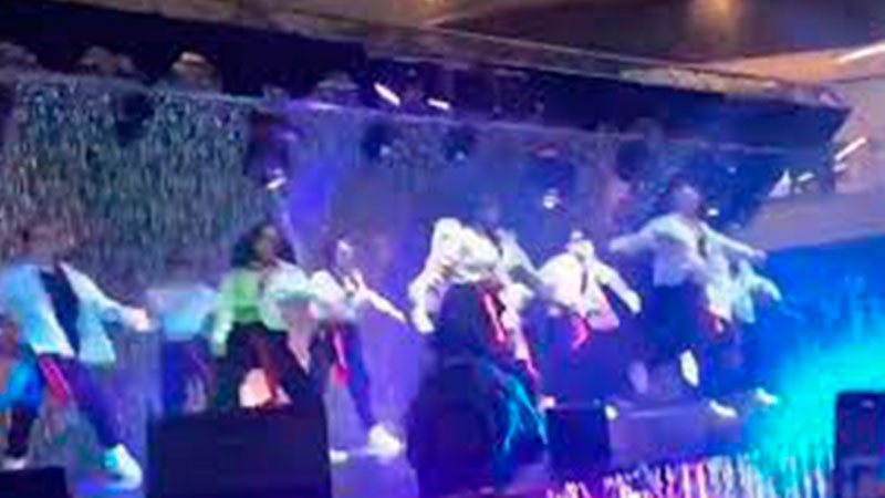 En Colombia, colapsa escenario y golpea a bailarines durante festival 