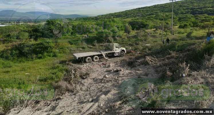 Un muerto y un herido deja volcadura de camión en Ecuandureo, Michoacán 