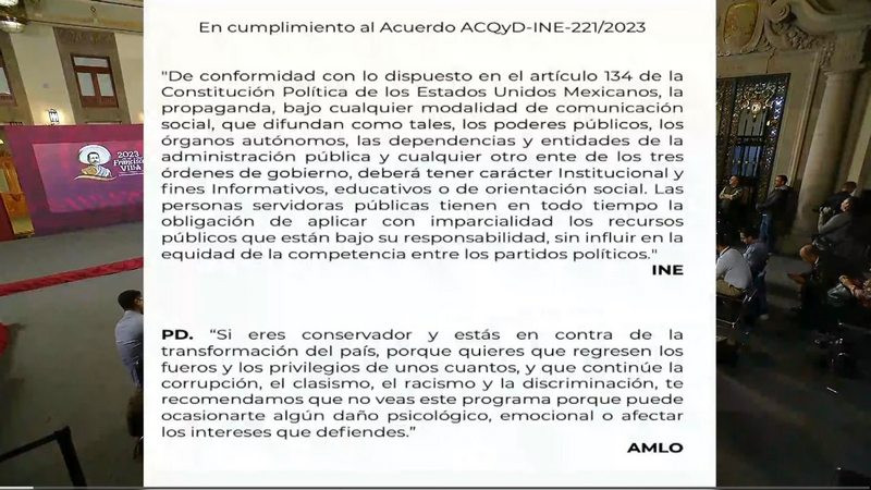 AMLO cumple con cortinilla al inicio de la mañanera por mandato del INE; agrega una posdata 