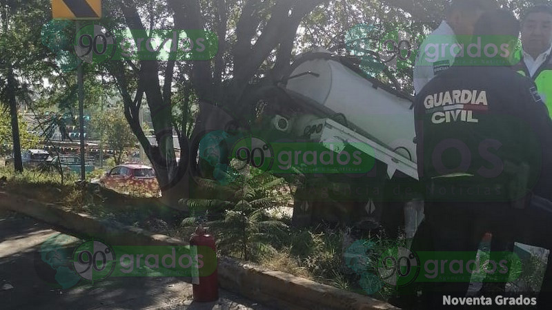 Una mujer lesionada, saldo de choque entre camión de pasajeros y pipa de agua en Morelia